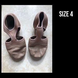 Capezio Femme Pedini’s in caramel, sz 4